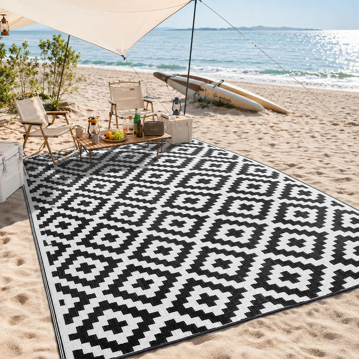 Black White Reversible Plastic Straw Outdoor Rug