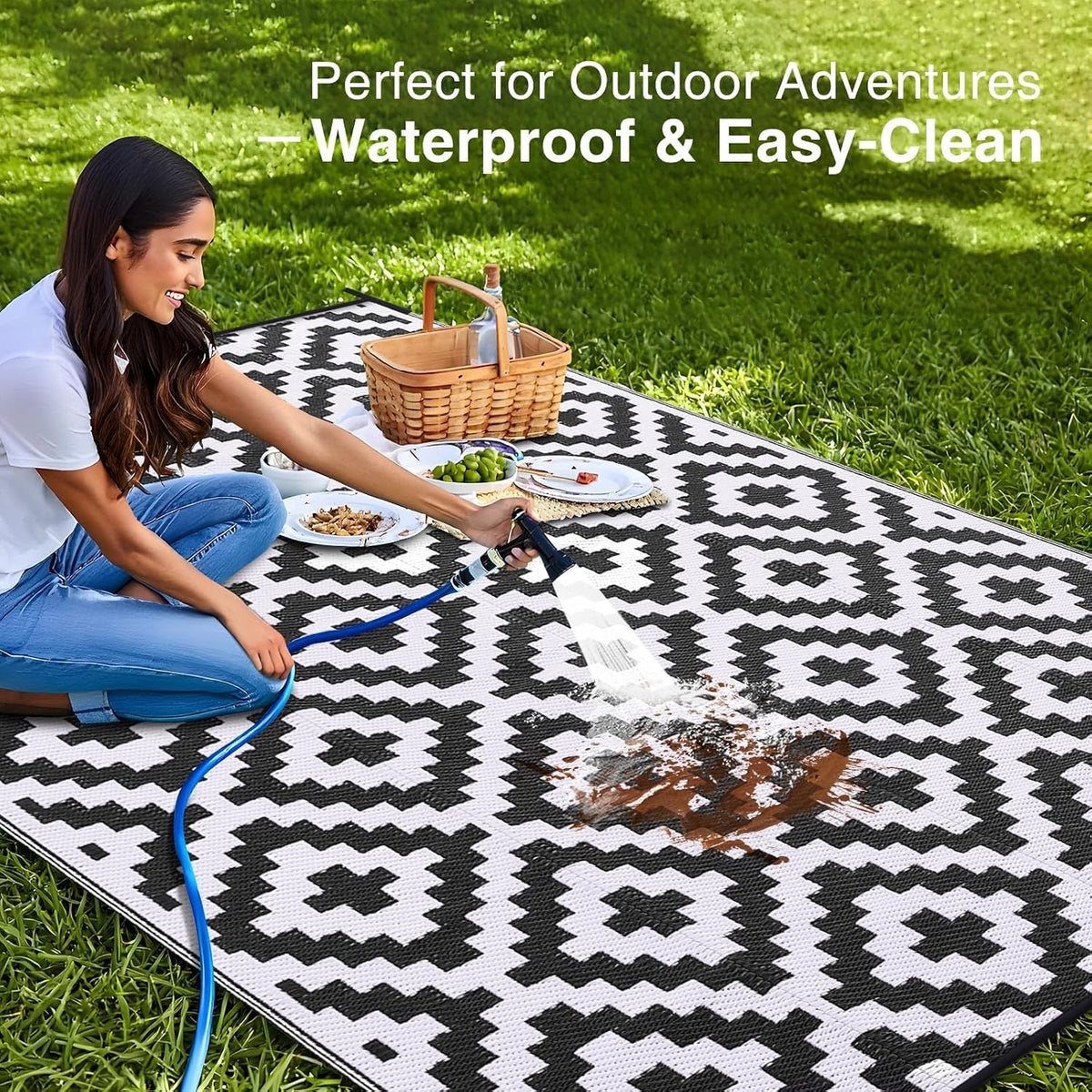Black White Reversible Plastic Straw Outdoor Rug